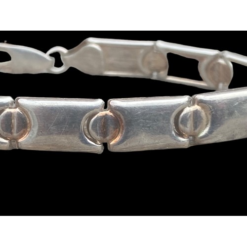 168 - A QUALITY SILVER BRACELET WITH A SCREW DESIGN