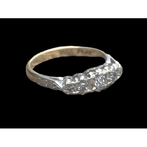 542 - 18ct GOLD AND PLATINIUM RING SET WITH 5 DIAMONDS