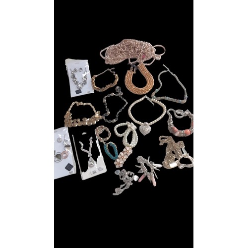 16 - QTY OF COSTUME JEWELLERY NECKLACES AND BRACELETS