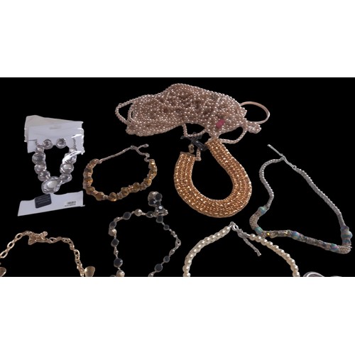 16 - QTY OF COSTUME JEWELLERY NECKLACES AND BRACELETS