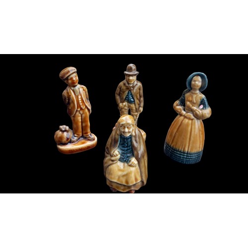 48 - LARGE WADE FIGURES (UNMARKED) AND 4 PIECE OF LUSTRE WADE JUGS