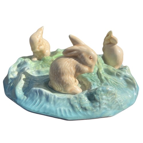 145 - A SYLVAC BUNNY CENTRE PIECE (SLIGHT CHIP TO EDGE)