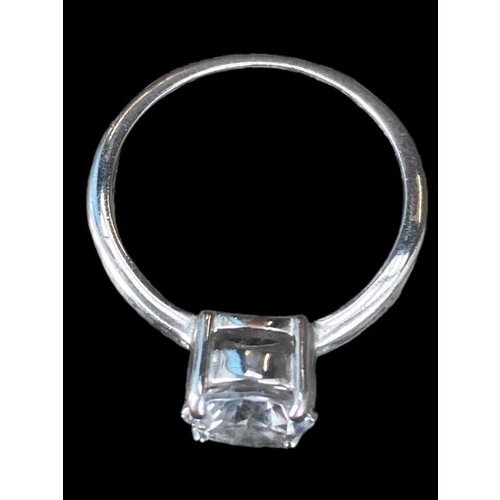 190 - A SILVER SOLITAIRE RING