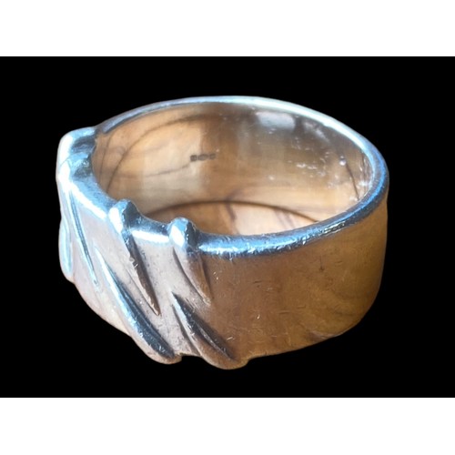 192 - A HEAVY DESIGNER SILVER RING