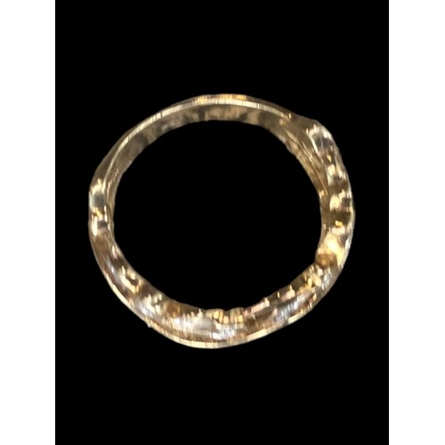 195 - A SILVER GILT GEM SET OPENWORK RING WITH FOLIAGE DESIGN