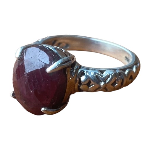 223 - AN ORNATE DESIGNER STYLE SILVER RING SET WITH A RED STONE