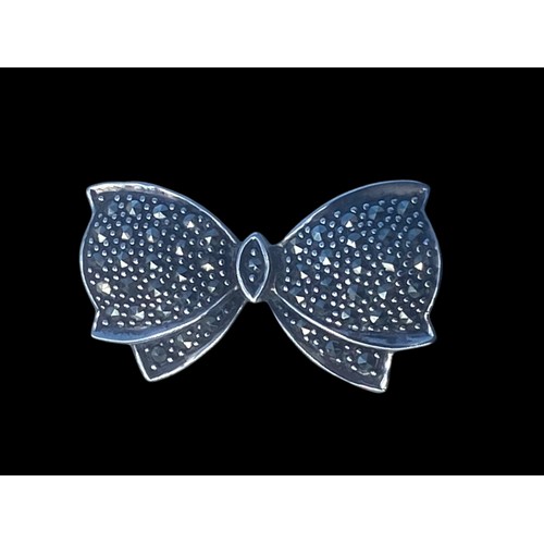 231 - A SILVER MARCASITE BOW BROOCH