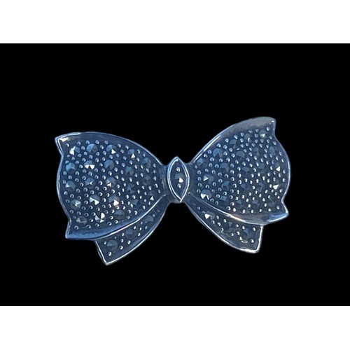 231 - A SILVER MARCASITE BOW BROOCH