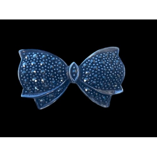 231 - A SILVER MARCASITE BOW BROOCH