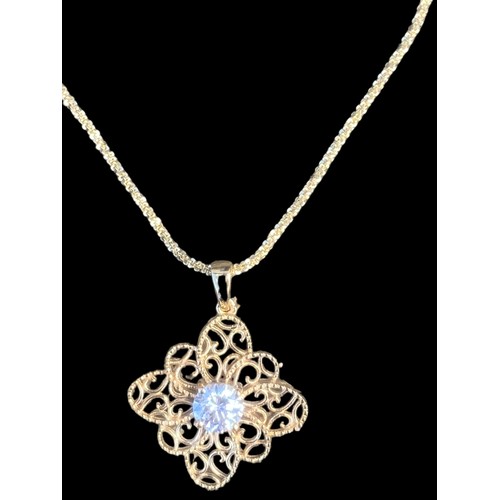 259 - A QUALITY SILVER GOLD PLATED PENDANT ON A MATCHING CHAIN