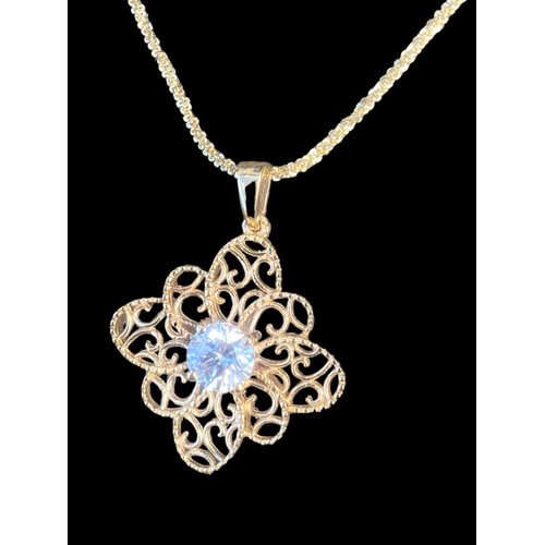 259 - A QUALITY SILVER GOLD PLATED PENDANT ON A MATCHING CHAIN