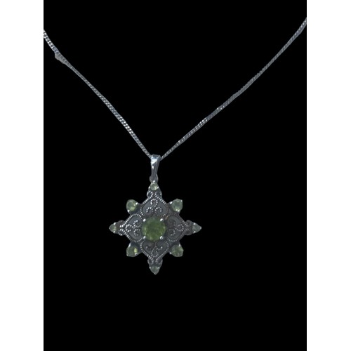 276 - A STUNNING SILVER OPENWORK PENDANT WITH PERIDOT STYLE PENDANT ON A SLIVER CHAIN