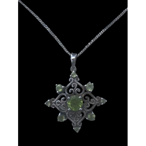 276 - A STUNNING SILVER OPENWORK PENDANT WITH PERIDOT STYLE PENDANT ON A SLIVER CHAIN