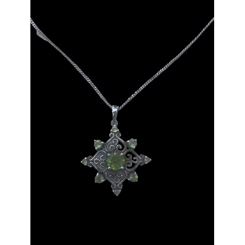 276 - A STUNNING SILVER OPENWORK PENDANT WITH PERIDOT STYLE PENDANT ON A SLIVER CHAIN