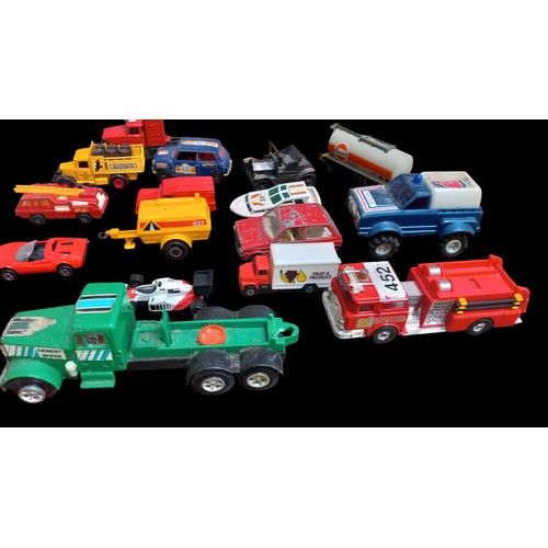 135 - A MIXED LOT OF VEHICLES TO INCLUDE CORGI, MATCHBOX ETC