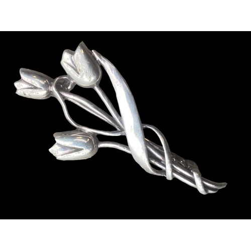 410 - A STUNNING HEAVY SILVER FLORAL BROOCH