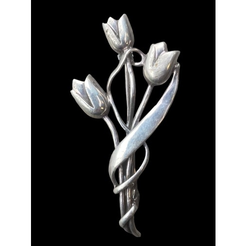 410 - A STUNNING HEAVY SILVER FLORAL BROOCH