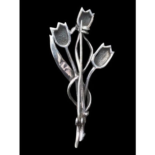 410 - A STUNNING HEAVY SILVER FLORAL BROOCH