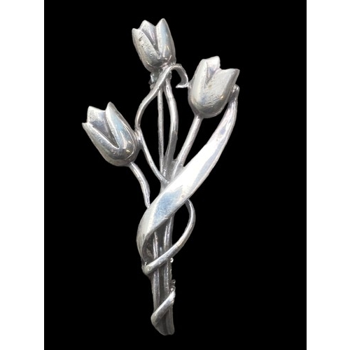 410 - A STUNNING HEAVY SILVER FLORAL BROOCH