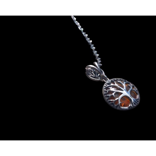 421 - A BEAUTIFUL SILVER TREE OF LIFE PENDANT SET WITH N AMBER ON A LOVELY TWIST CHAIN