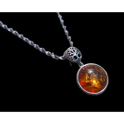 421 - A BEAUTIFUL SILVER TREE OF LIFE PENDANT SET WITH N AMBER ON A LOVELY TWIST CHAIN