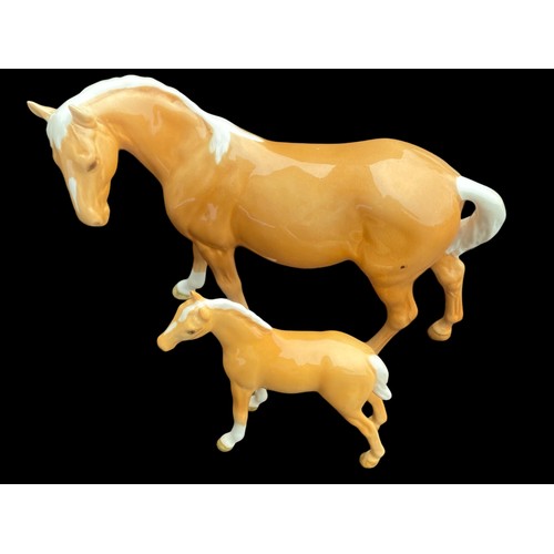 425 - A BESWICK PALAMINO HORSE & FOAL SET