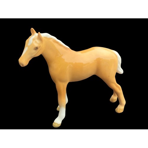 425 - A BESWICK PALAMINO HORSE & FOAL SET