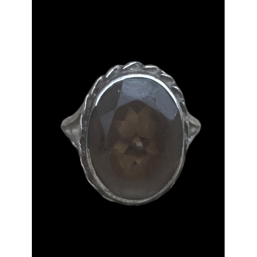 432 - AN ORNATE SMOKEY QUARTZ SET SILVER RING