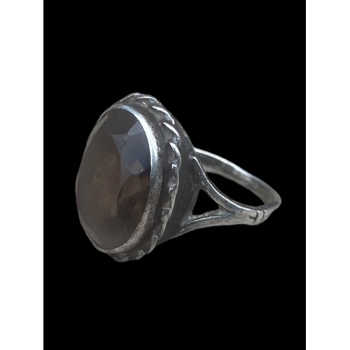 432 - AN ORNATE SMOKEY QUARTZ SET SILVER RING