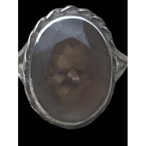 432 - AN ORNATE SMOKEY QUARTZ SET SILVER RING