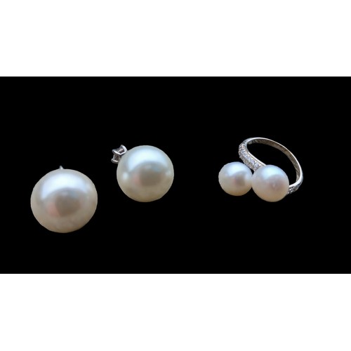 440 - A PAIR SILVER AND FAUX PEARL EARRINGS WITH A DOUBLE PEARL SILVER RING