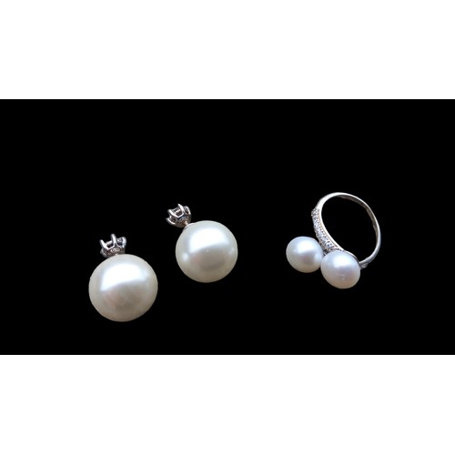 440 - A PAIR SILVER AND FAUX PEARL EARRINGS WITH A DOUBLE PEARL SILVER RING