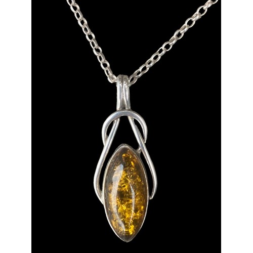 443 - A STUNNING ORNATE SILVER PENDANT SET WITH AN AMBER STONE ON A LONG SILVER CHAIN