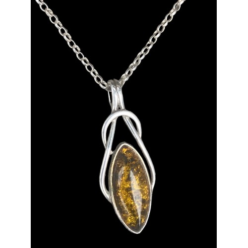 443 - A STUNNING ORNATE SILVER PENDANT SET WITH AN AMBER STONE ON A LONG SILVER CHAIN