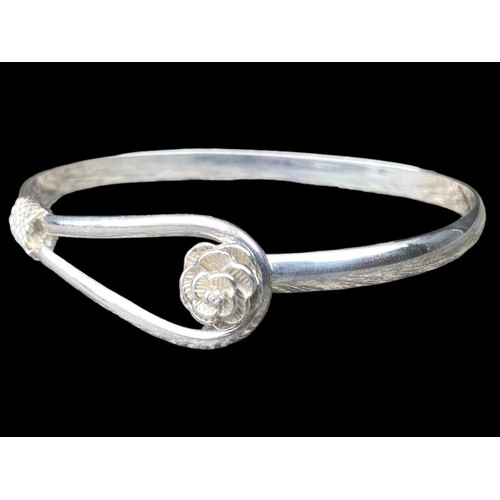 449 - A HEAVY BEAUTIFUL FLORAL ORNATE BANGLE