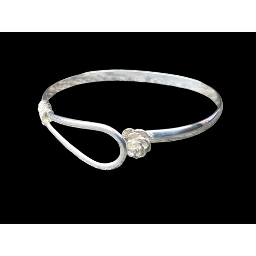 449 - A HEAVY BEAUTIFUL FLORAL ORNATE BANGLE