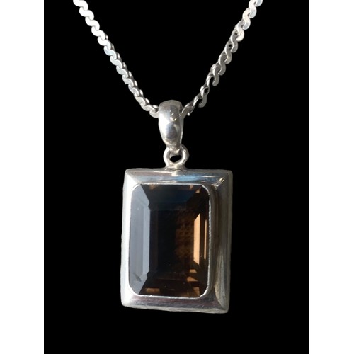 450 - A LARGE STUNNING DESIGNER STYLE SILVER SMOKEY QUARTZ PENDANT WITH A STUNNING ORNATE LINK CHAIN