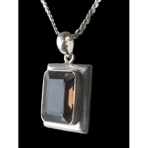 450 - A LARGE STUNNING DESIGNER STYLE SILVER SMOKEY QUARTZ PENDANT WITH A STUNNING ORNATE LINK CHAIN