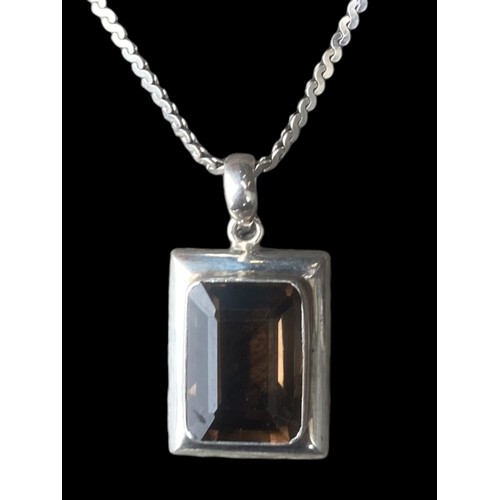 450 - A LARGE STUNNING DESIGNER STYLE SILVER SMOKEY QUARTZ PENDANT WITH A STUNNING ORNATE LINK CHAIN