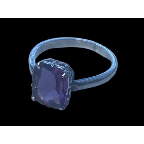 455 - AN ORNATE PURPLE STONE SILVER RING