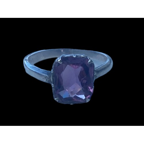 455 - AN ORNATE PURPLE STONE SILVER RING