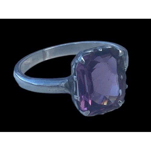 455 - AN ORNATE PURPLE STONE SILVER RING