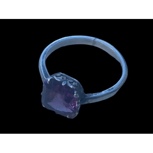 455 - AN ORNATE PURPLE STONE SILVER RING