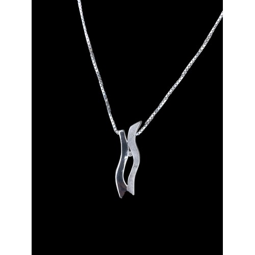 461 - A HOT DIAMOND SILVER PENDANT ON A SILVER CHAIN