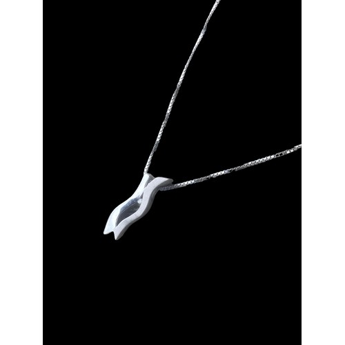 461 - A HOT DIAMOND SILVER PENDANT ON A SILVER CHAIN