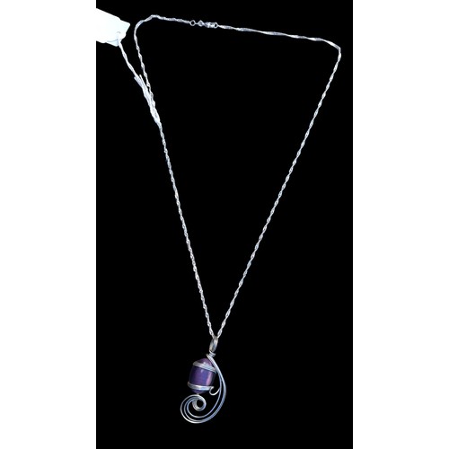 488 - A SILVER WIRED AMETHYST SET NECKLACE