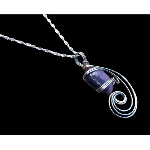 488 - A SILVER WIRED AMETHYST SET NECKLACE