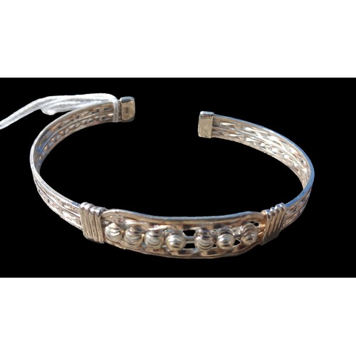 496 - A BEAUTIFUL SILVER CUFF BANGLE