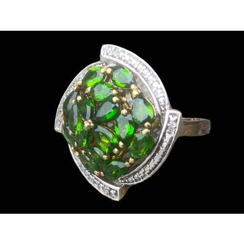 499 - AN ORNATE OPENWORK DESIGNER SILVER GILT RING SET WITH GEM STONES & GREEN STONES