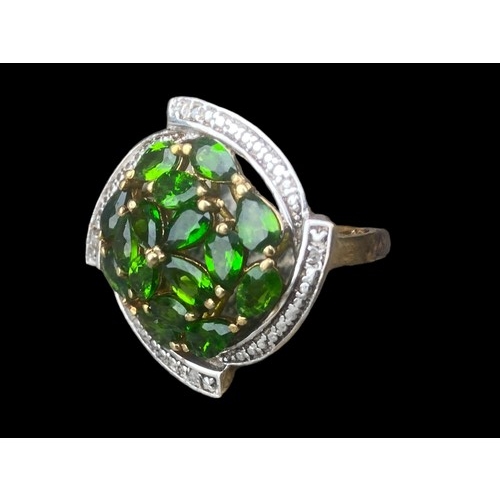 499 - AN ORNATE OPENWORK DESIGNER SILVER GILT RING SET WITH GEM STONES & GREEN STONES